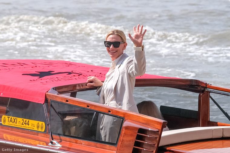 Julia Roberts motorcsónakkal érkezett&nbsp;A színésznő napszemüvegben, elegáns fehér nadrágkosztümben integetett a lagúnákon – igazi hollywoodi belépőt produkált Velencében.