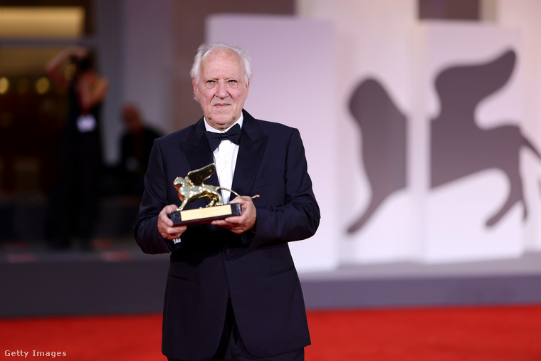 Werner Herzog&nbsp;A legendás rendező meghatottan vette át az Arany Oroszlán-díjat Velencében