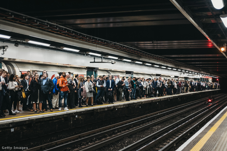 Tömegközlekedési asszisztens (Oshiyas)&nbsp;Japánban külön emberek préselik fel az utasokat a zsúfolt metrókocsikba