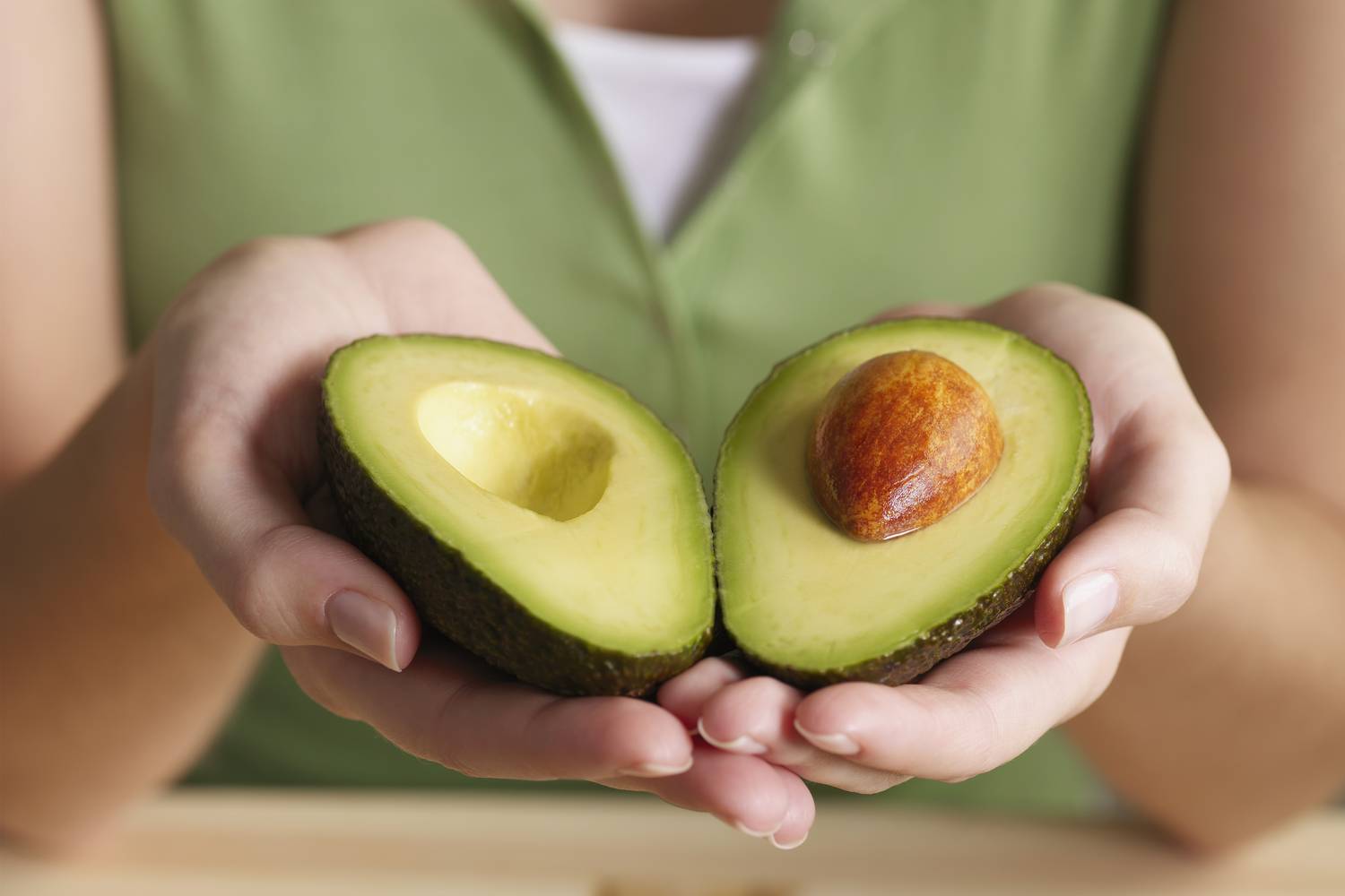 Az avokádó E- és C-vitaminban gazdag, valamint egészséges zsírsavakkal táplálja, hidratálja és feszesíti a bőrt.