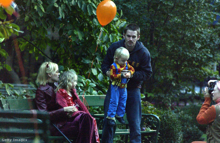 Ema Thurman és Ethan Hawke a gyerekeikkel New Yorkban 2003-ban. (Fotó: Getty Images)