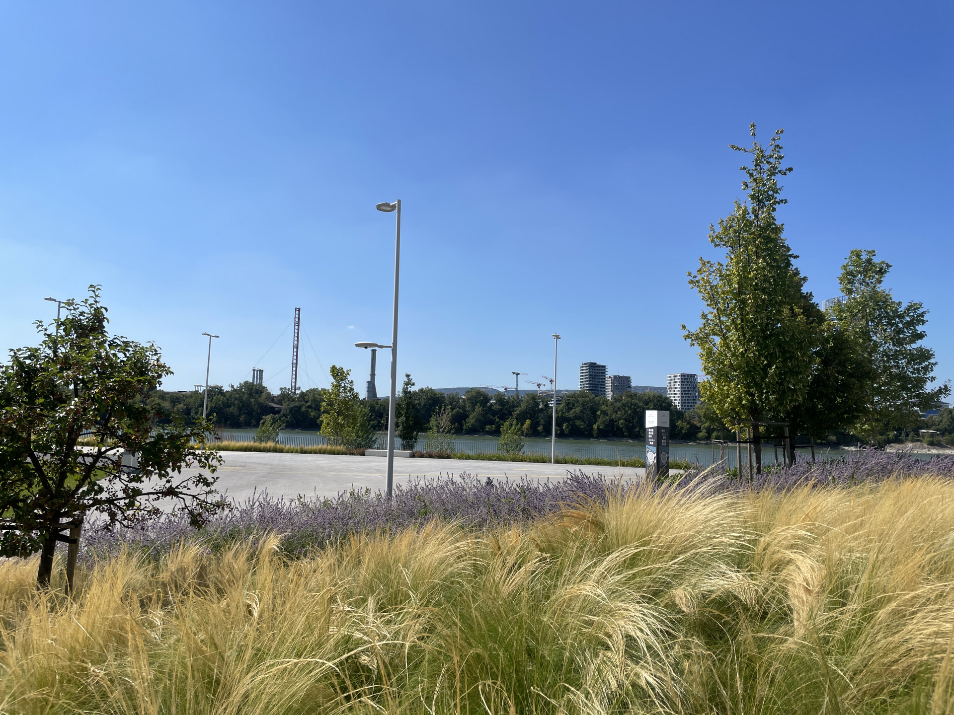 Térköves részek és növényekkel teleültetett szigetek váltják egymást