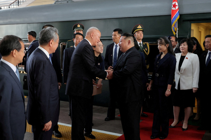 Kim Dzsongun észak-koreai vezető és lánya, Kim Dzsue 2025. szeptember 2-án Peking, Kínában