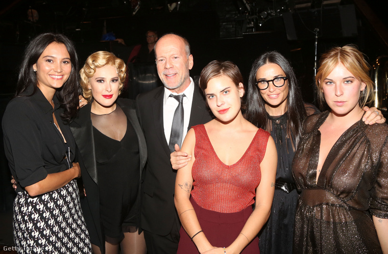 Emma Hemming Willis, Bruce Willis és Demi Moore a közös gyerekeik, Rumer, Scout és Tallulah oldalán. (Fotó: Getty Images)