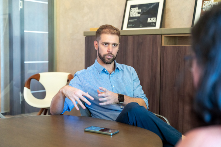 A szórakoztatás szándéka figyelhető meg erőteljesen, a legjobbak érdekes környezetben adják át az üzenetüket