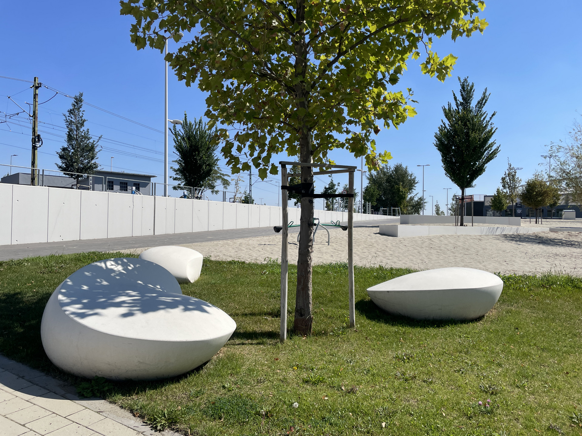 A park bejárata a Gizella sétány felől, ahonnan a plázs is nyílik