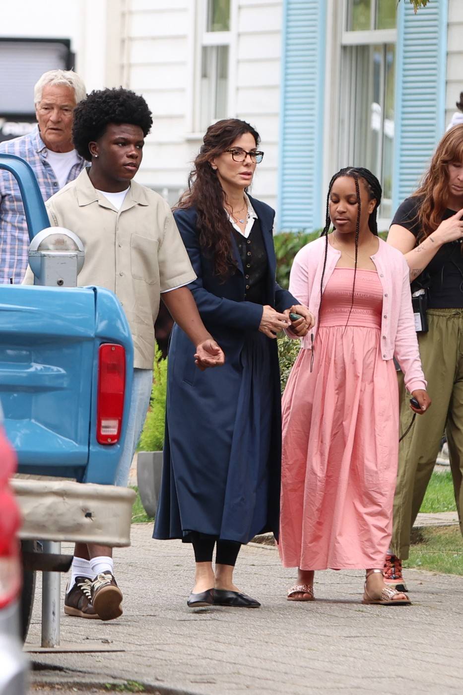 Sandra Bullockot és gyerekeit az Átkozott boszorkák második részének forgatásán kapták le idén augusztusban.