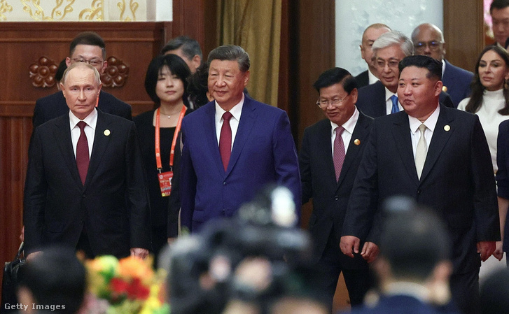 Hszi Csin-ping kínai elnök (középen), Oroszország elnöke, Vlagyimir Putyin (balra) és Észak-Korea vezetője, Kim Dzsongun Pekingben, 2025. szeptember 3-án