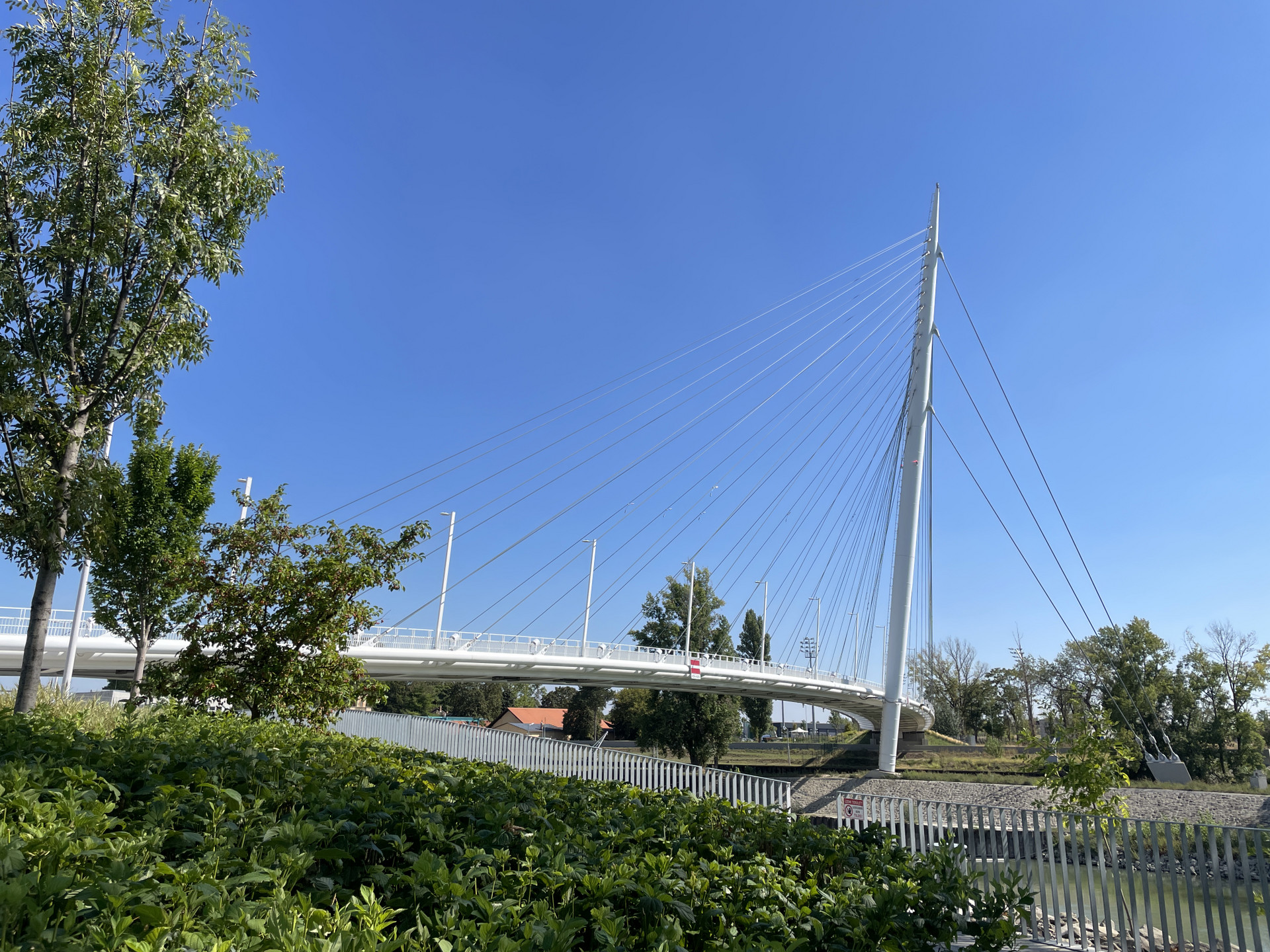 A gyalogos- és kerékpároshíd Dél-Pestet köti össze Csepellel