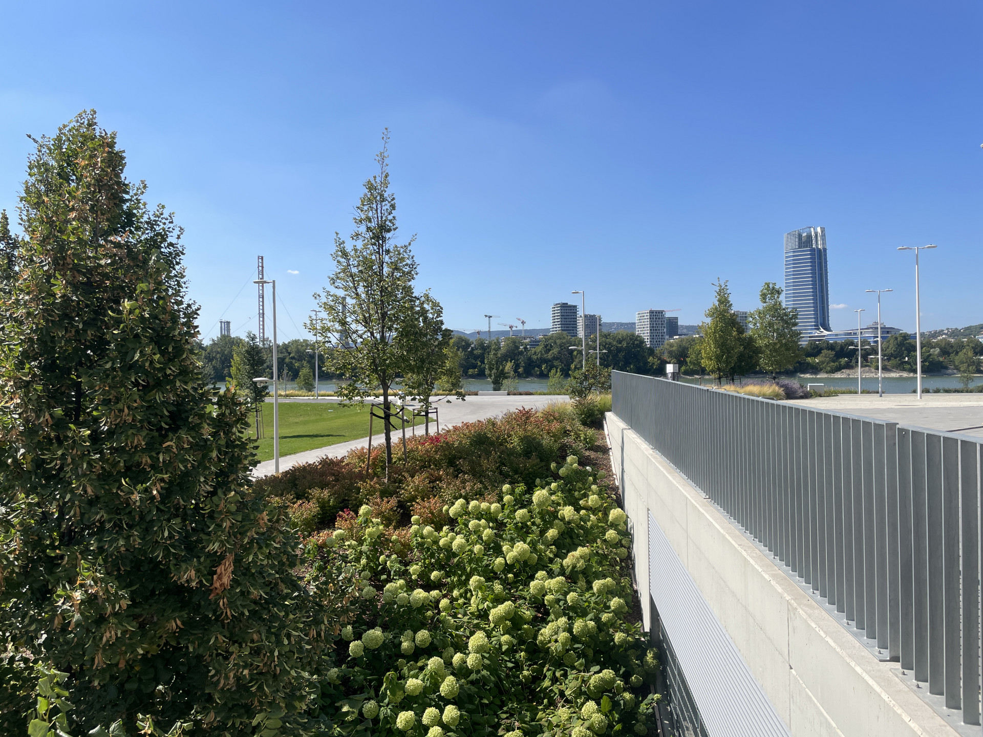 Kilátás a BudaPart épületeire