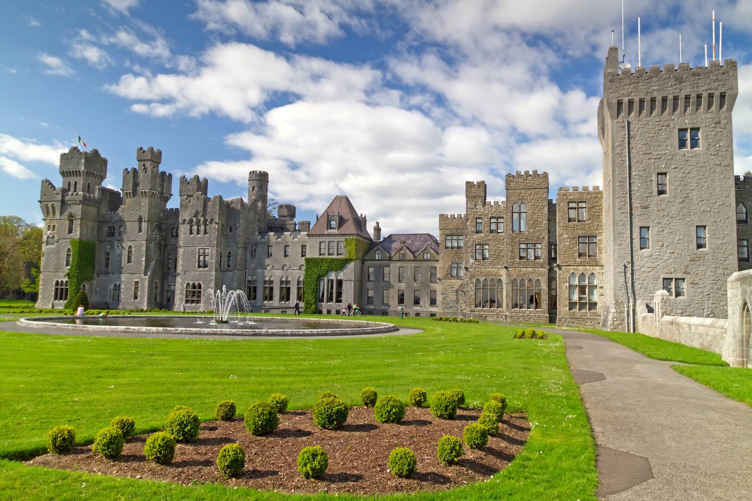 Az Ashford Castle egy főként viktoriánus és középkori stílusú kastély, amely Írországban, a Mayo és Galway megyék határán, Cong közelében található. A kastélyt az évszázadok során bővítették, és ötcsillagos szállodává alakították.