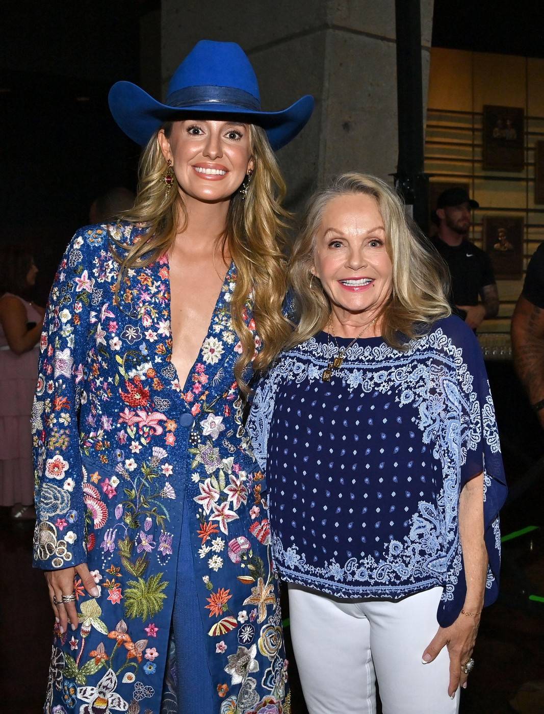 Íme Charlene Tilton 2025 júliusában Lainey Wilson énekesnővel egy kiállítás megnyitón.