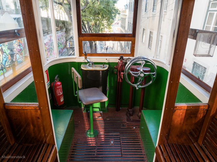 Elevador da Glória, a városi siklóvasút belülről