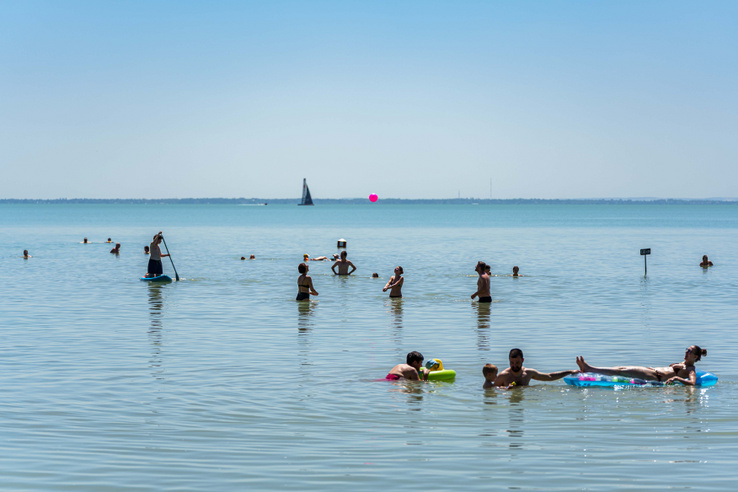 Négy különböző tematikájú strand nyílik nyáron a Balatonnál