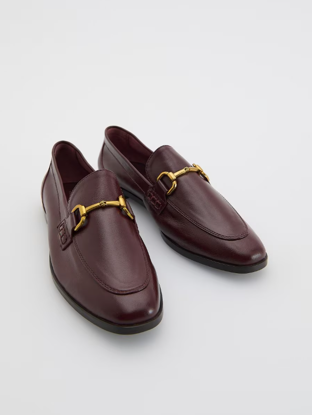 A szezon két legnagyobb trendszíne a barna és a burgundi, nem véletlen, hogy ilyen darabokkal van tele minden üzlet és webshop. A Reserved 15 995 forintos cipője ezért is olyan extra divatos.