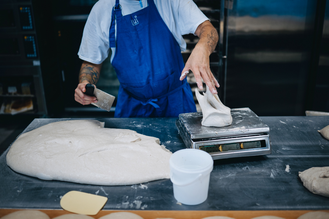 A péküzem hátul és az emeleten kapott helyet