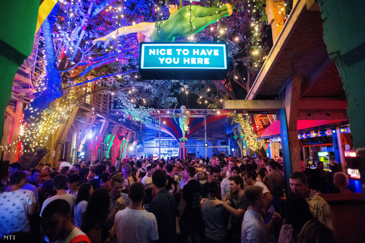 A Fogasház romkocsma Budapest bulinegyedként ismert részén, az Akácfa utcában