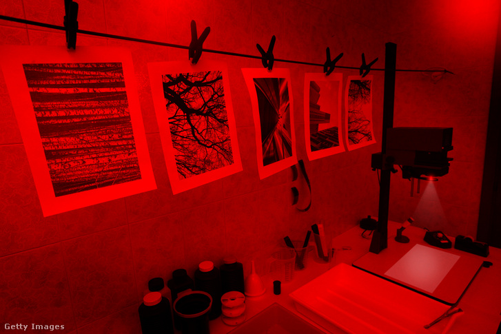 Előhívó eszközök egy sötétszobában