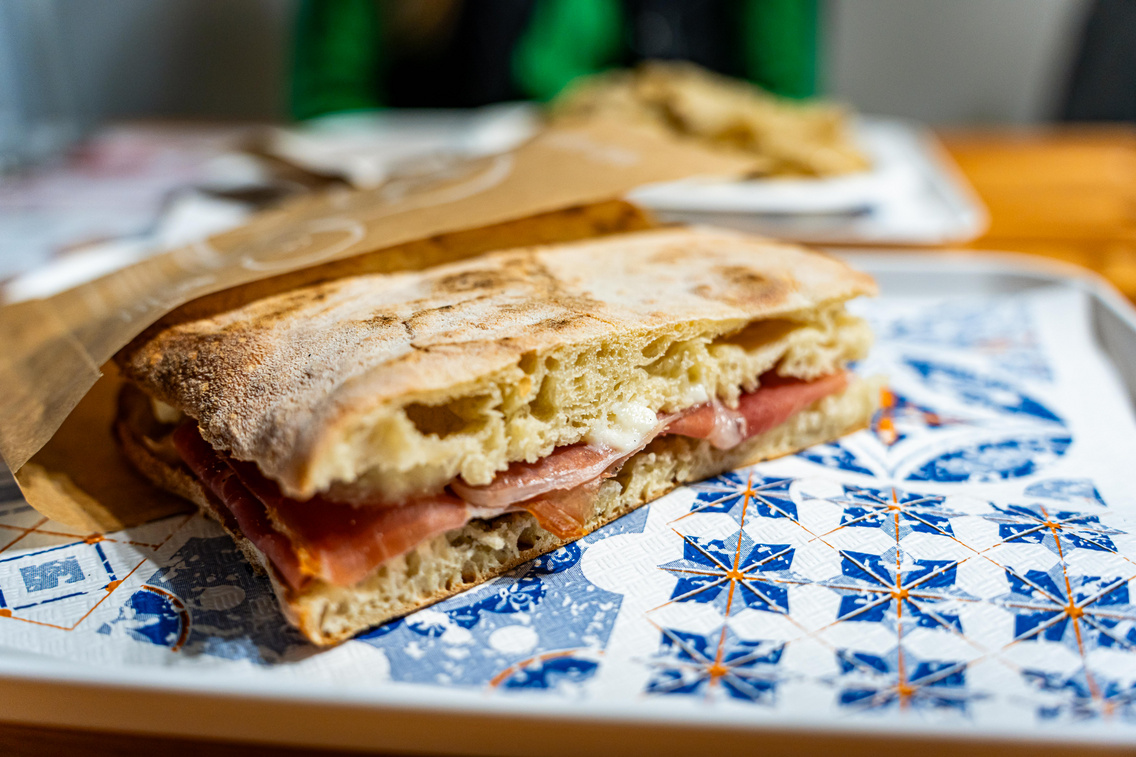 A Parmába parmezánkrém, sonka és szarvasgombakrém kerül