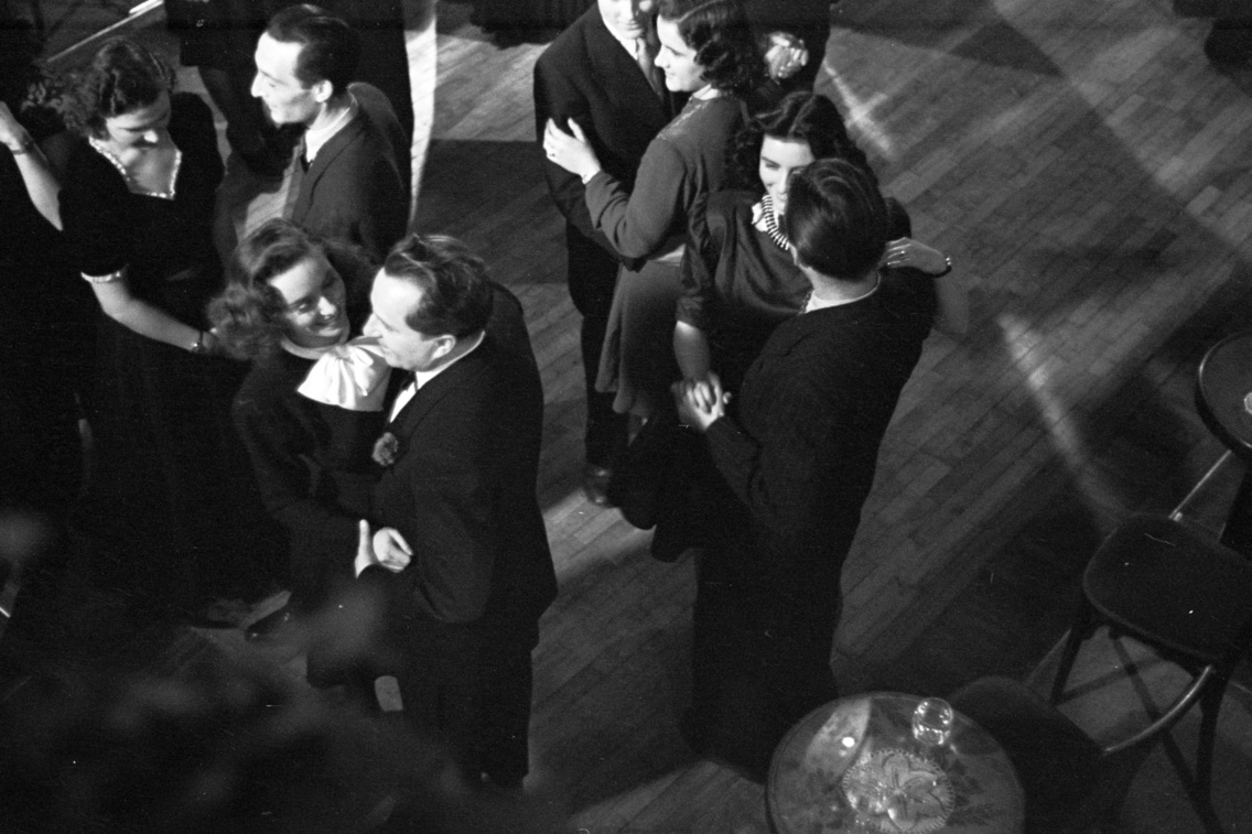 Az előtérben Muráti Lili és Páger Antal a Csak egy nap a világ című film forgatásán (1943)