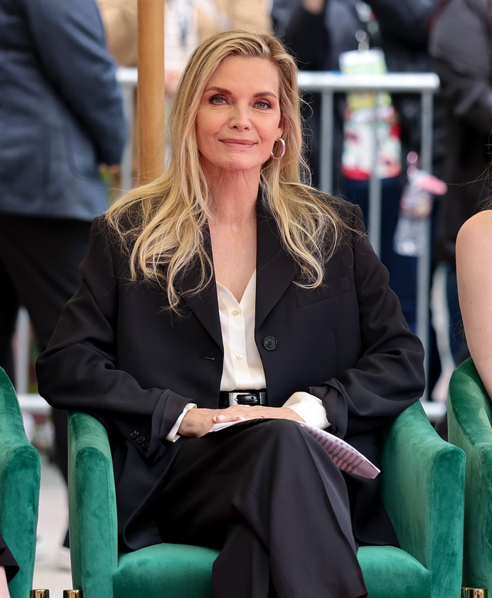 Michelle Pfeiffer&nbsp;A Batman visszatér című film egyik jelentében Michelle Pfeiffer egy madarat tart a szájában, amit aztán lenged és az elrepül
