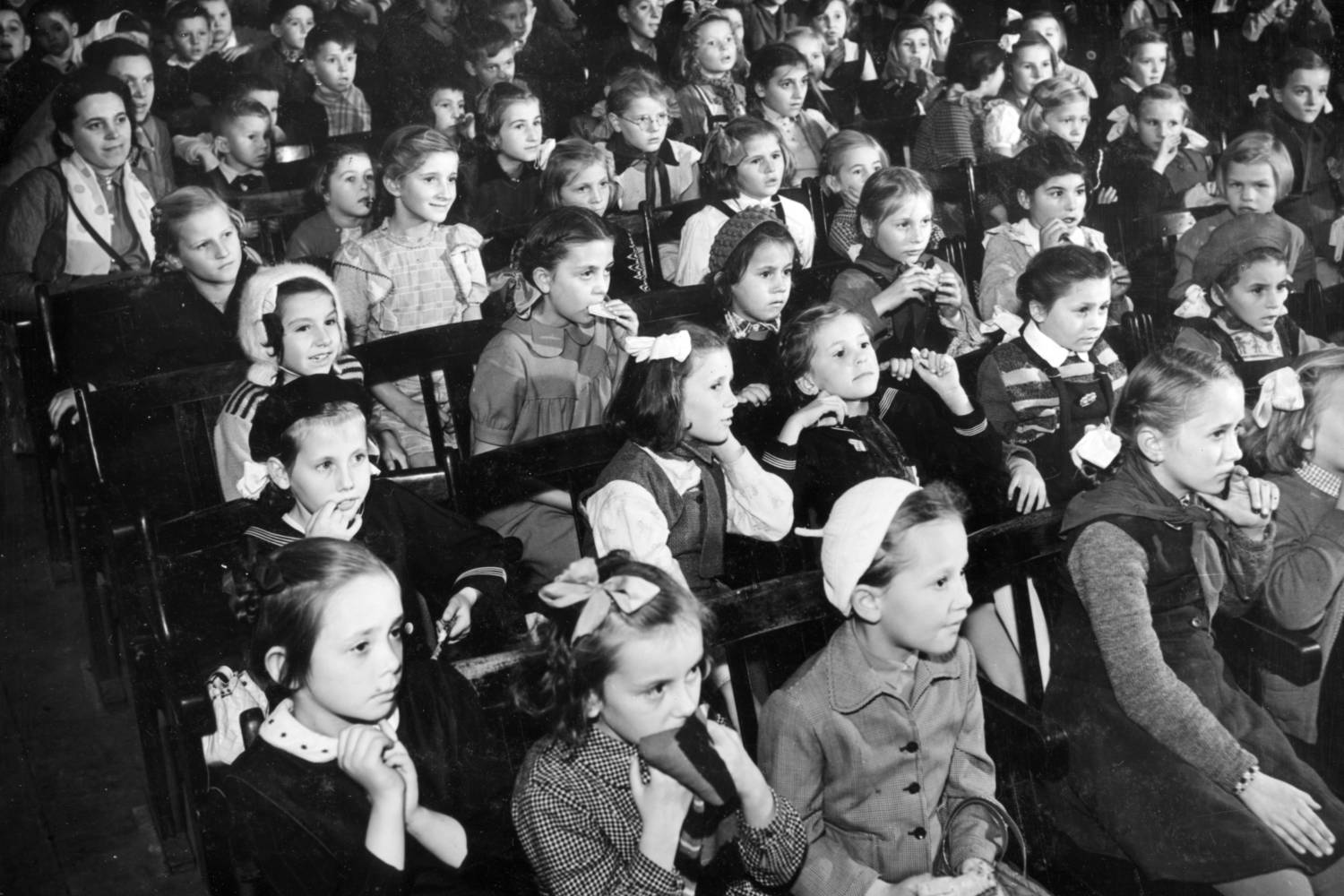 A kis úttörők a Sztálin (ma Andrássy) úton 1949-ben megnyitott Állami Bábszínház műsorát évezik. (1950.)