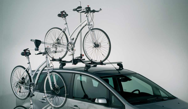 Mindig vannak kivételek. Az Atera Bike-Lift egy lehetséges megoldás a tetőre rakodás problémájára. A csomagtartóba épített minidaru használatával nem a tetőre, csak az akasztóig kell emelni a bringát, a többit elintézi az emelőszerkezet. Ára 65 ezer forint a Herbálynál, viszont így csak két kerékpár fér a tetőre