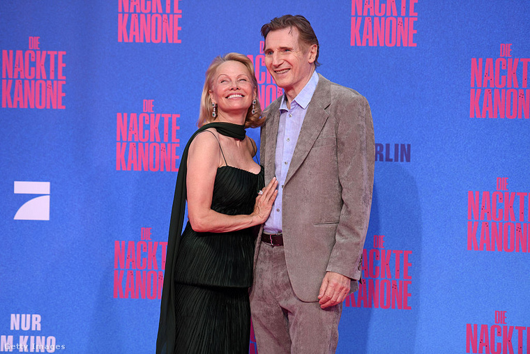 Pamela Anderson és Liam Neeson között egész nyáron szinte izzott a levegő a nyilvános megjelenéseiken. (Fotó: Getty Images)