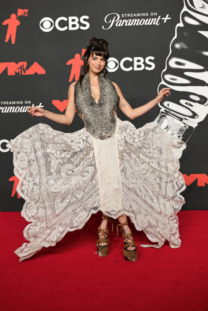 Rebecca BlackAz amerikai énekesnő, akit a világ Friday című, elég megosztó dala miatt ismerte meg, egy nagyon különleges szettel ült fel a csipkeruhát viselők vonatára.