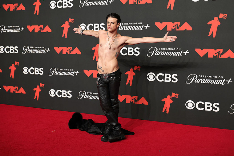 YungbludAz énekes ezúttal is egy tőle megszokott bevállalós szettben jelent meg: elképesztően alacsony derekú bőr nadrágjához mindössze egy fekete kabátot párosított, ráadásul azt is a vörös szőnyeg egyik pontján ledobta magáról.&nbsp;