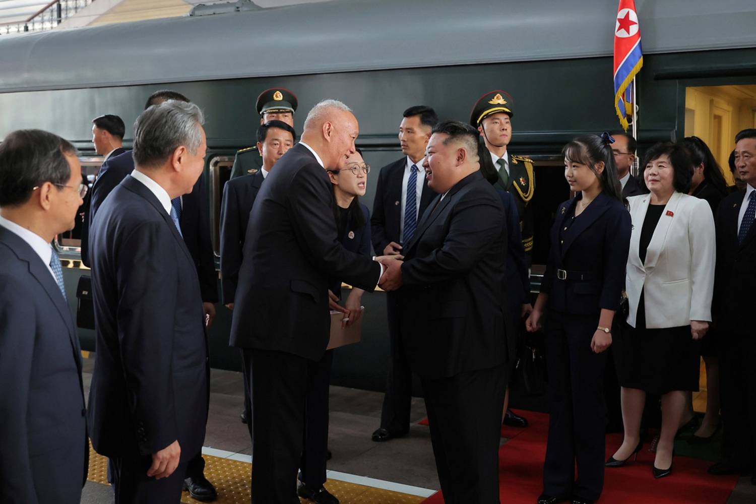 Kim Dzsongun mögött a lánya látható. A kép szeptember 3-án készült.