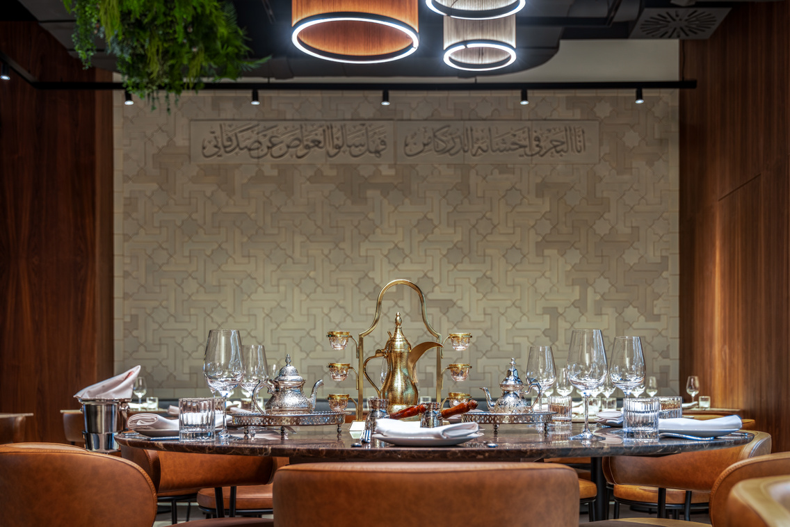 Az arab nyelvű idézet a falon egy régi vers, amely a felszín alatt rejlő értékekről szól