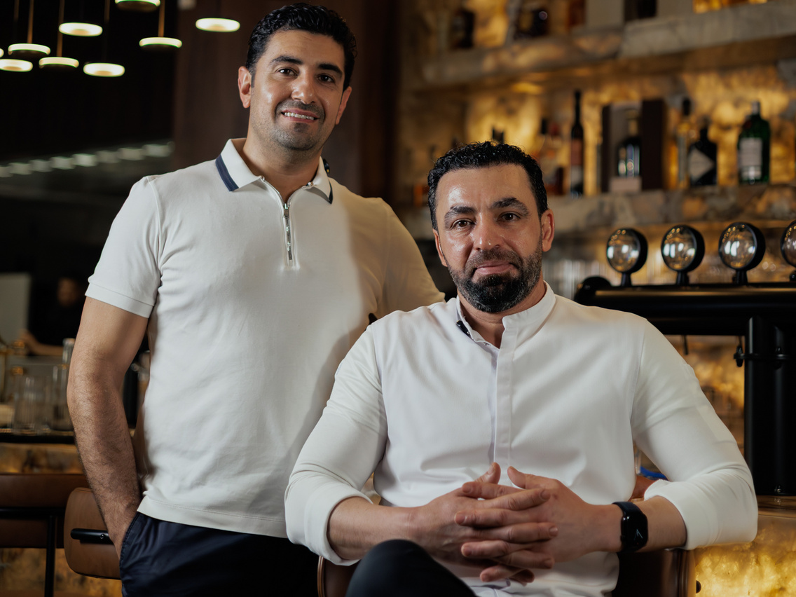 A kép jobb oldalán Moatsem séf, a bal oldalon gyerekkori barátja, Bahaa Asmi ma már együtt építik a Damast