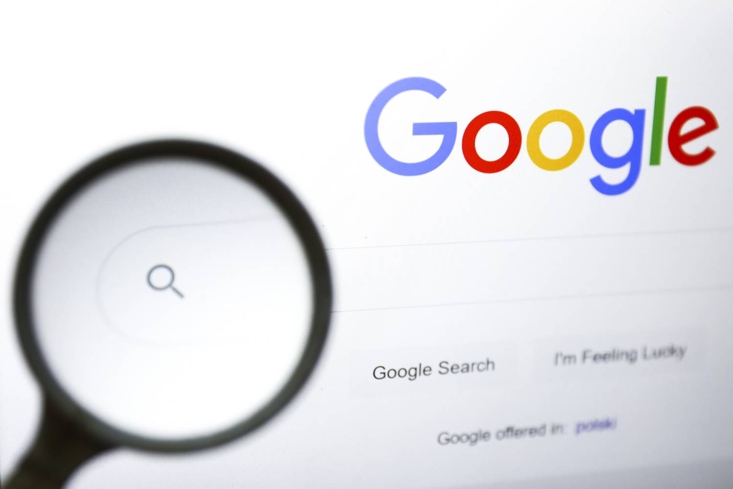 A Google AI Mode egy beszélgetés-alapú keresési funkció, amely összefoglalja a találatokat, kevesebb linket mutatva.
