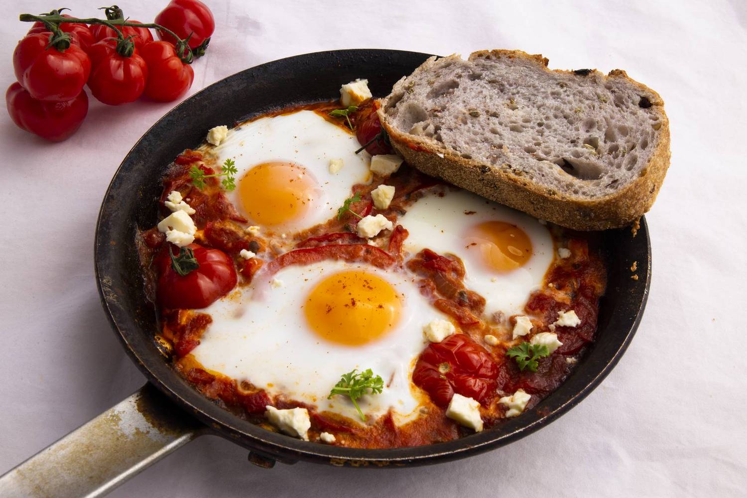 Isteni finom csicseris-paradicsomos ragu, rajta tükörtojás: ez a Bombay eggs, amely hús nélkül is teljes értékű ebéd.