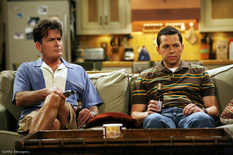 Charlie Sheen és Jon Cryer A két pasi – meg egy kicsi című vígjáték sorozatban. (Fotó: Getty Images)