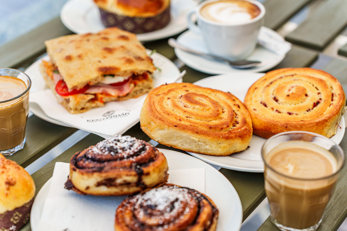 Focaccia, kakaós és vaníliás csigák, kávé