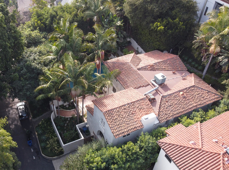 A házban egyébként a hálószobákon és a fürdőszobákon kívül mozi, borospince, medence és egy nagy gőzkamra is található