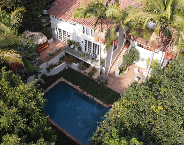 A 41 éves Aubrey Plaza és a 47 éves Jeff Baena eredetileg 2022 októberében vásárolta meg a Los Feliz-i házat 4,7 millió dollárért, azóta pedig saját ízlésük szerint átalakították és felújították