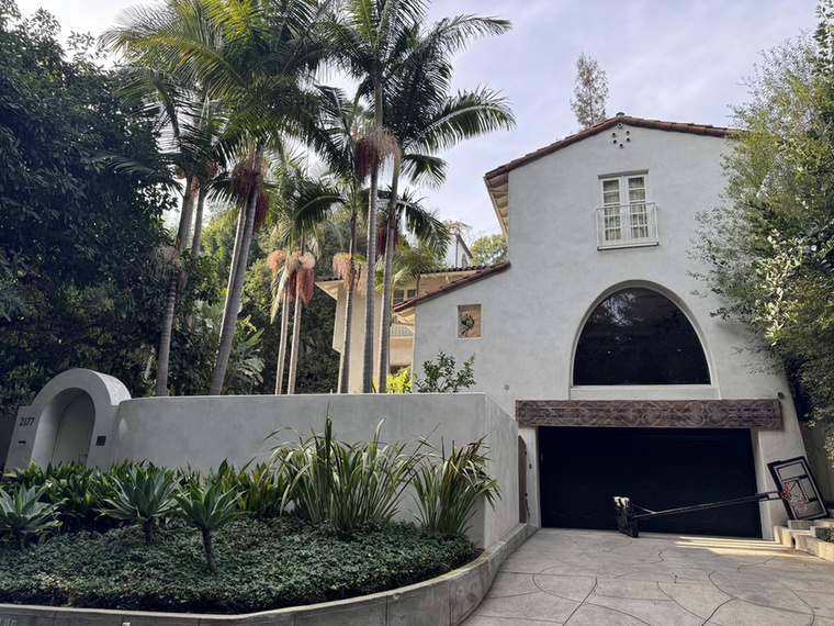 A PageSix megkereste a színésznő képviselőit a kérdésekkel, azonban ezekre nem válaszoltak