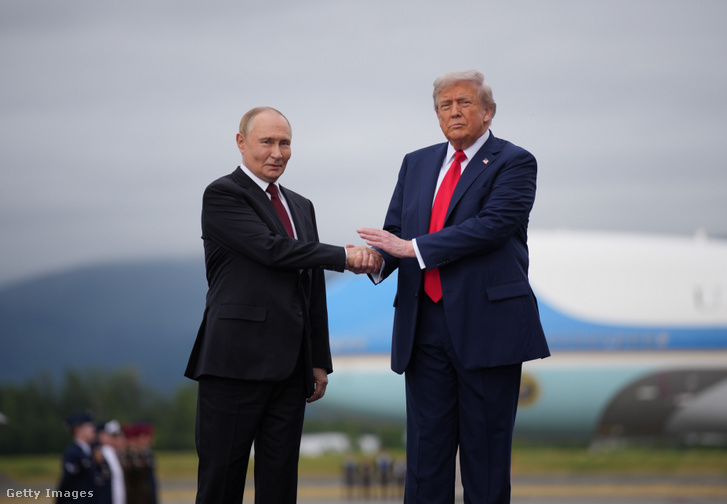 Donald Trump amerikai elnök (jobbra) üdvözli Vlagyimir Putyin orosz elnököt 2025. augusztus 15-én