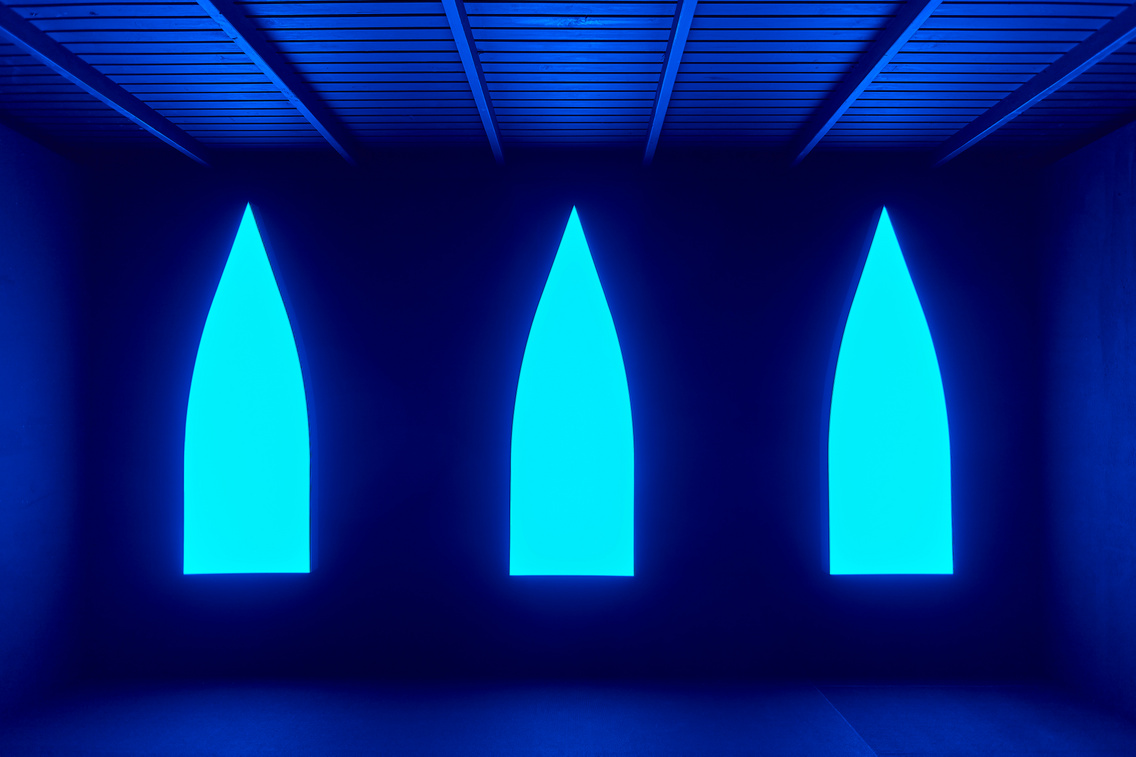 Pamela Rosenkranz: Idegen kék ablak / Alien Blue Window (2021)