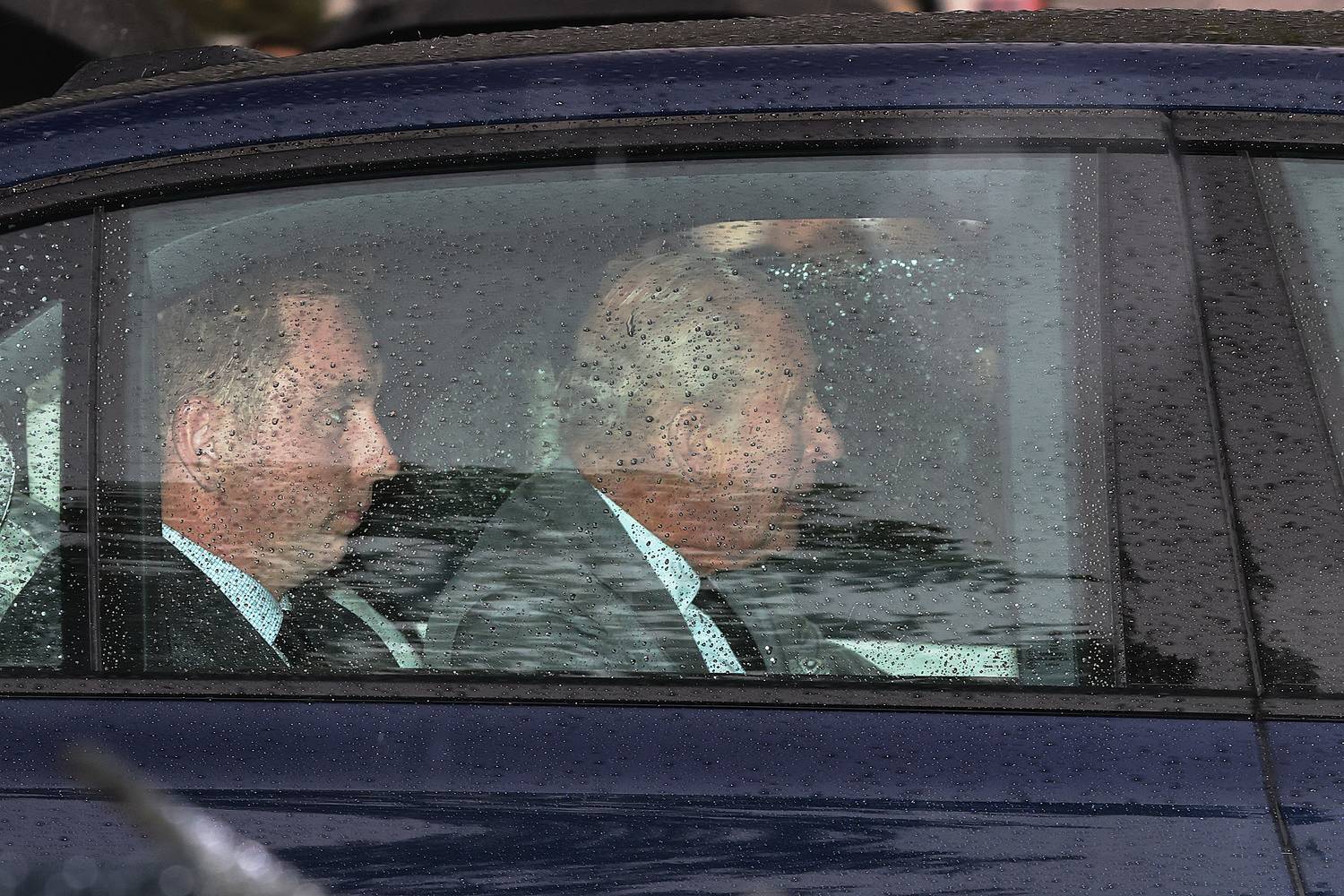 Károly király tegnap, miután megérkezett a Clarence House elé.