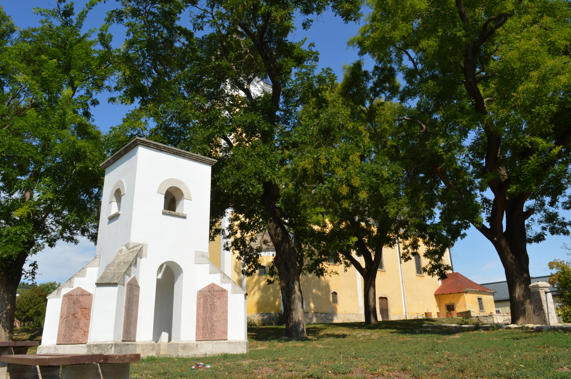 A 2. világháborús emlékmű a templomkertben