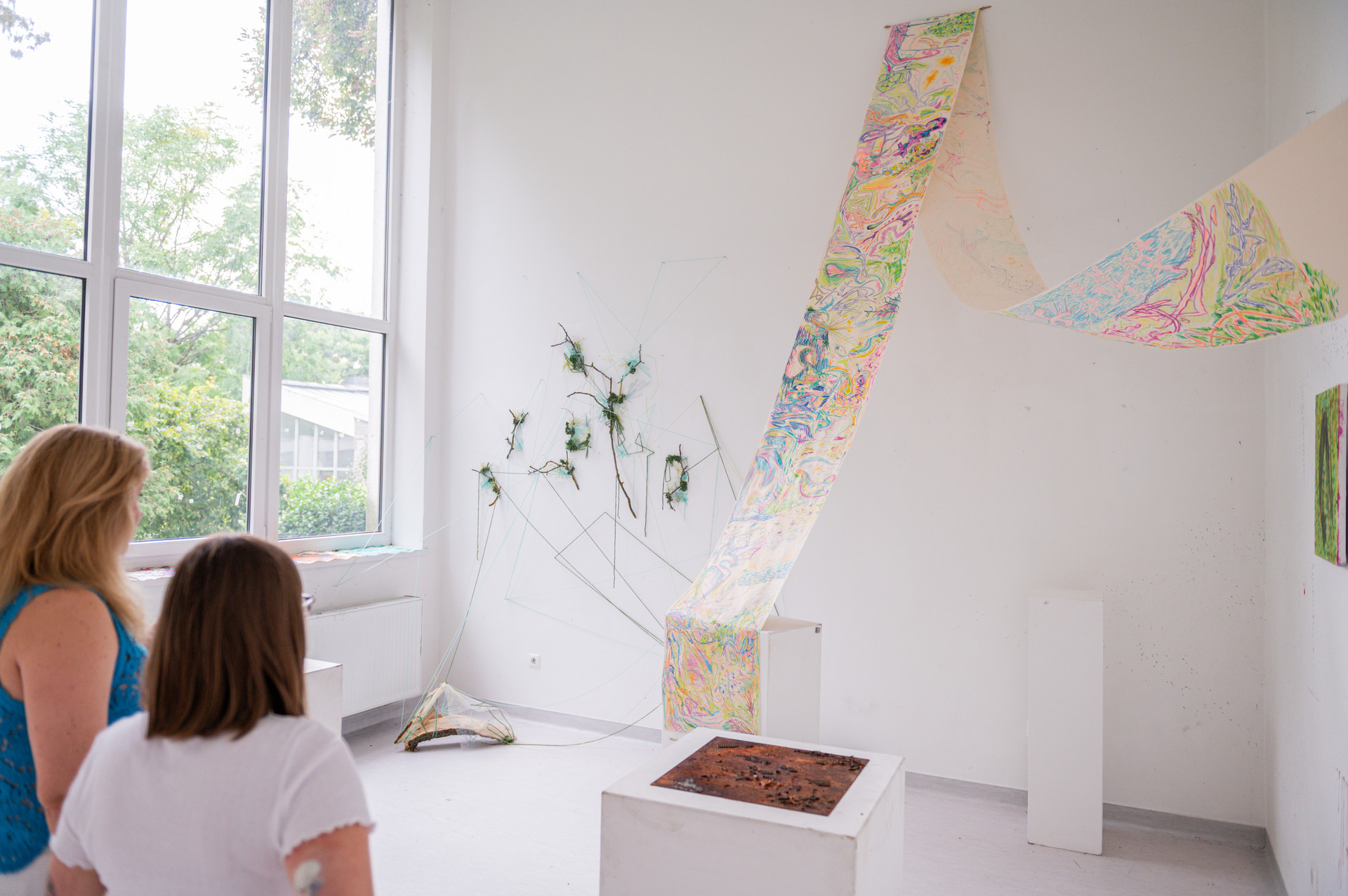A Győri Design Campus Füveskönyv című kiállítása az egyik műteremben
