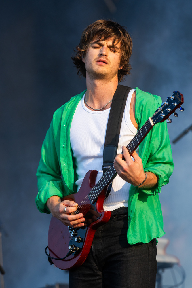Joe KeeryA Stranger Things színésze KJ Apához hasonlóan egy alteregót kreált magának DJO néven, így a parókában és a napszemüvegben eleinte csak az igazán szemfülesek szúrták ki, hogy róla van szó