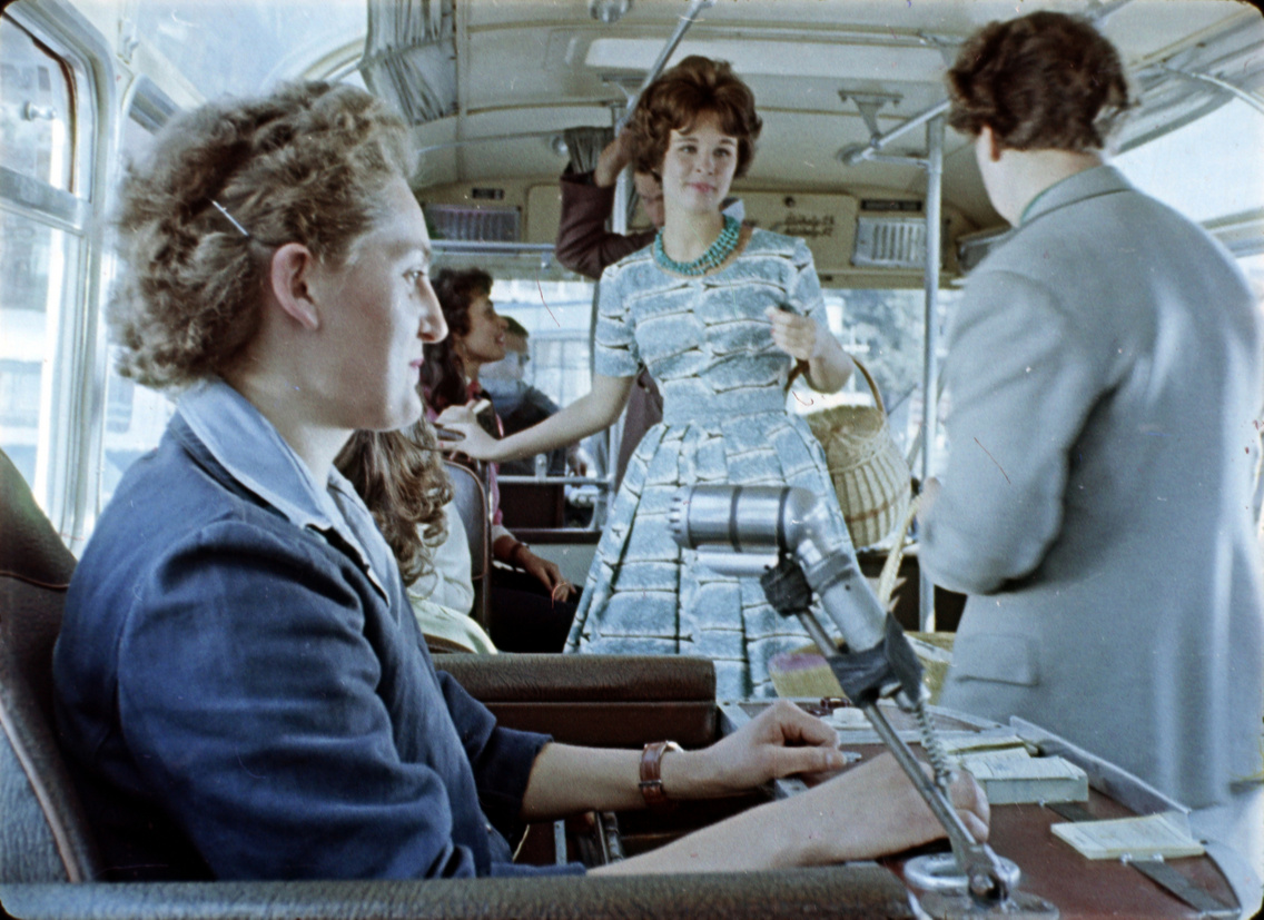 Autóbusz a Széll Kálmán téri végállomáson ülőkalauzzal. Filmkocka Az én városom című filmből, rendező: Mönich László, operatőr: Szabó Árpád