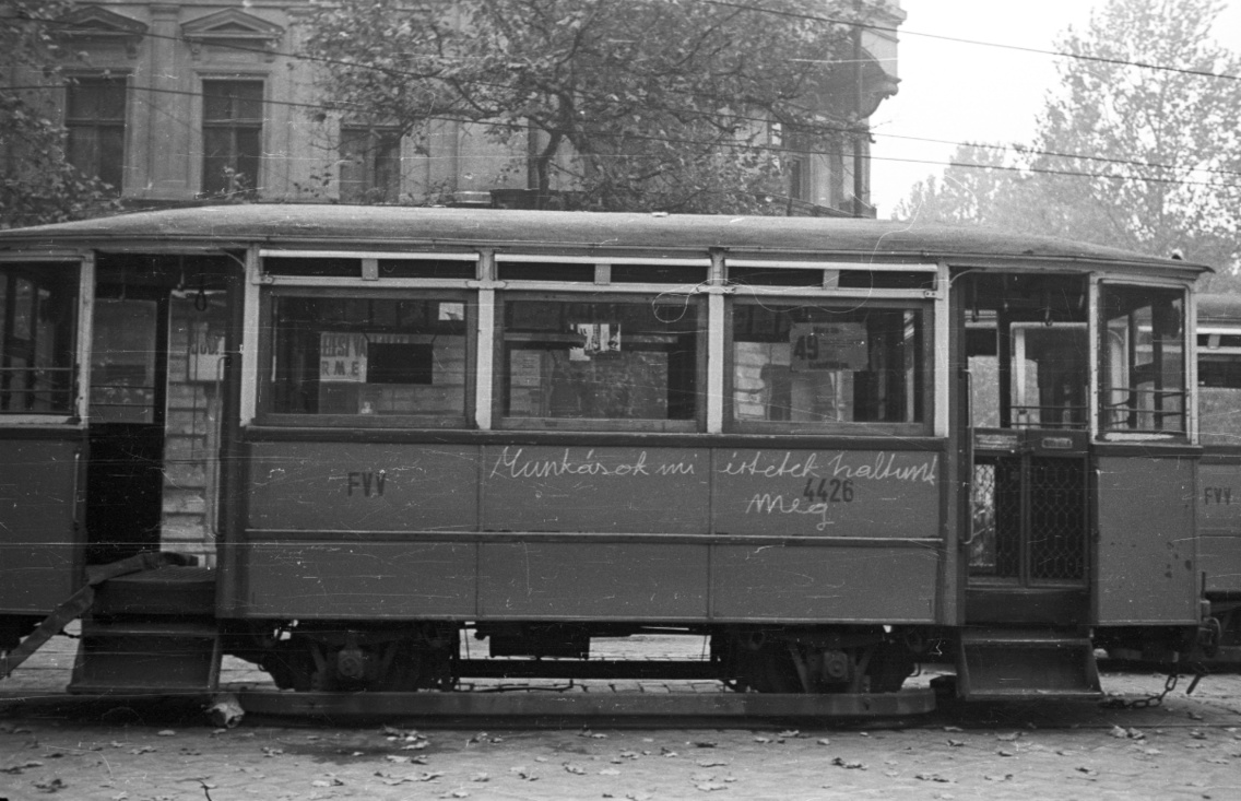 Múzeum körút, háttérben a Múzeum kávéház a Bródy Sándor utca sarkán, 1956