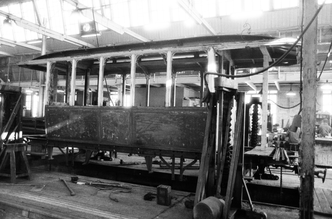 Bartók Béla út 135., Füzesi Árpád Főműhely. A felvétel a Budapest–Újpest–Rákospalotai Villamos Vasút / BURV 300-as pályaszámú pótkocsijának felújításakor készült, 1987