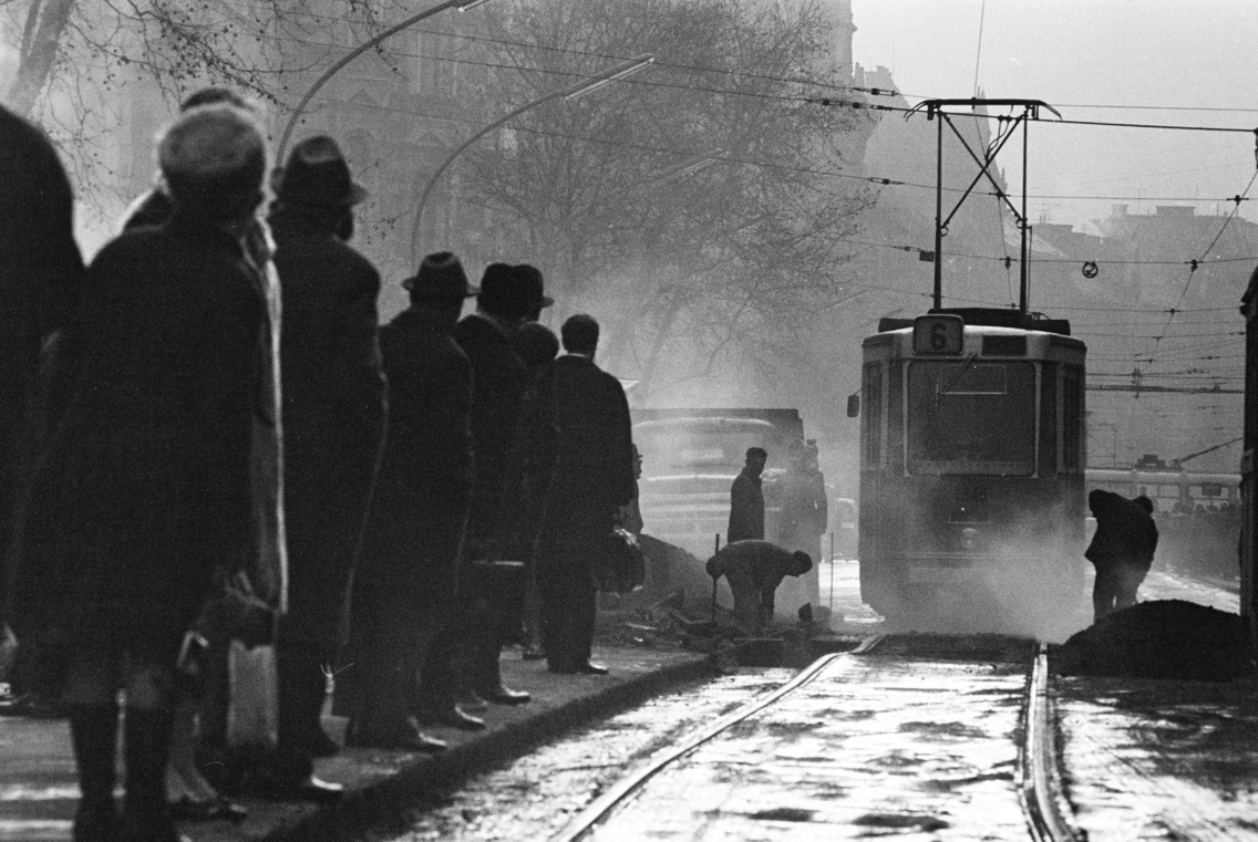 Erzsébet (Lenin) körút a Király (Majakovszkij) utcai villamosmegállónál a Blaha Lujza tér irányába nézve, 1972